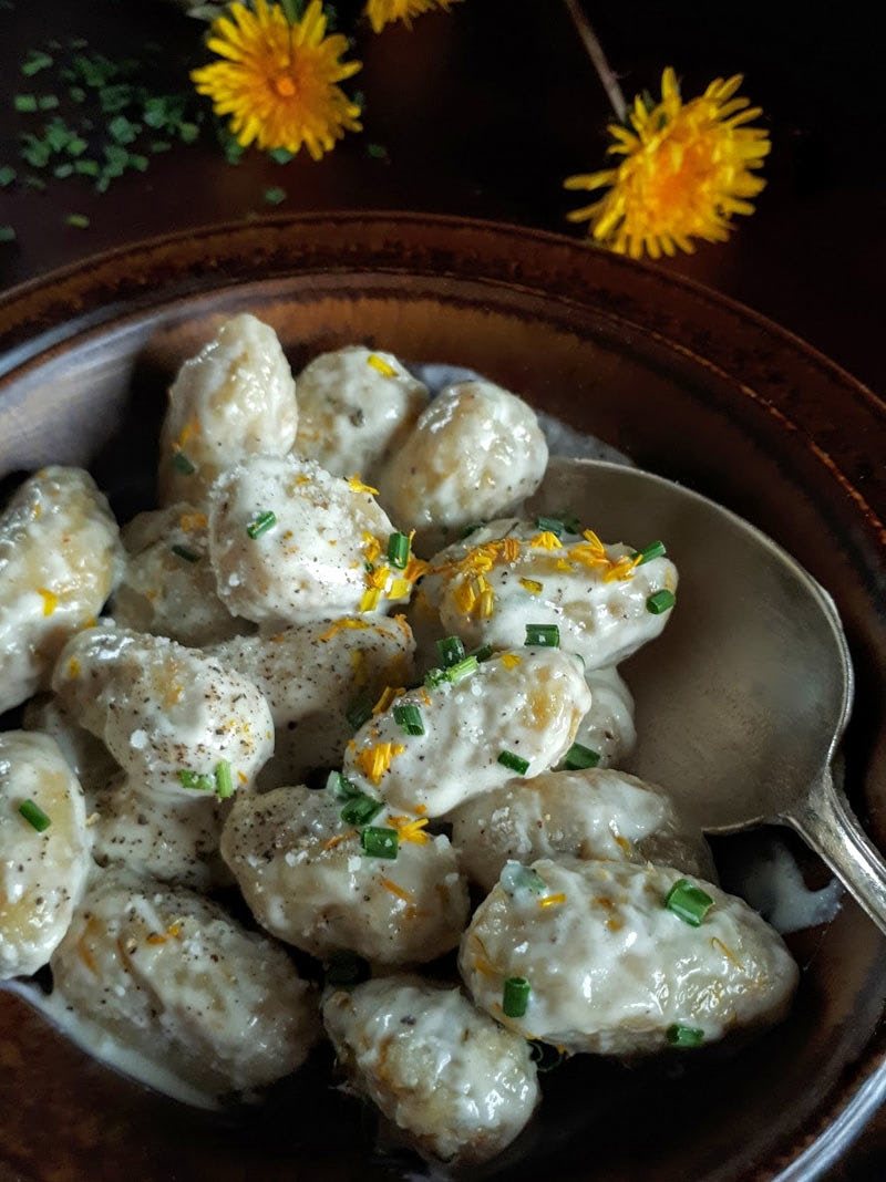 Рецепт мая — картофельные клецки с одуванчиком