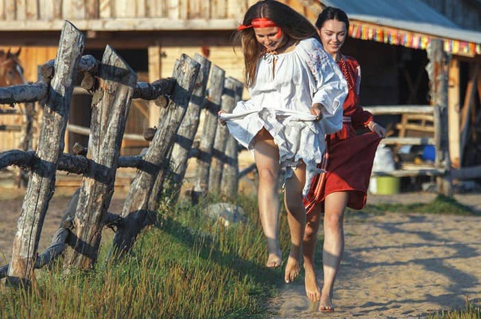 Русский сарафан и рубаха хорошо подходят для бохо