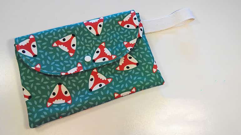 Зеленый клатч с лисицами