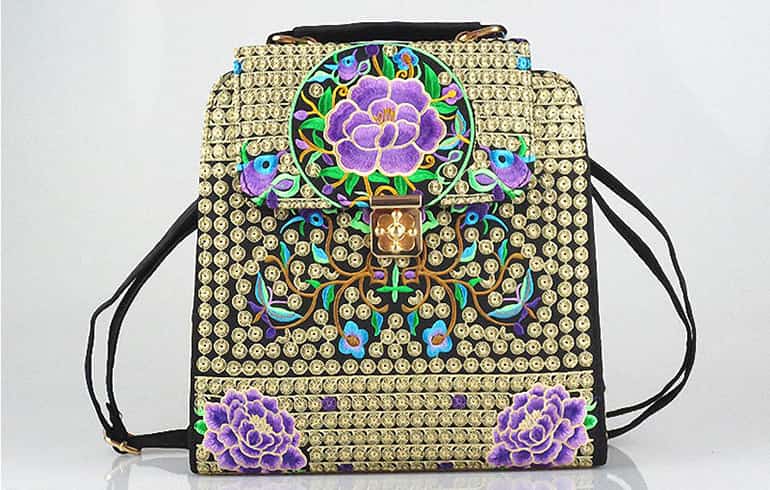 Рюкзак с золотыми бусинами и узорами