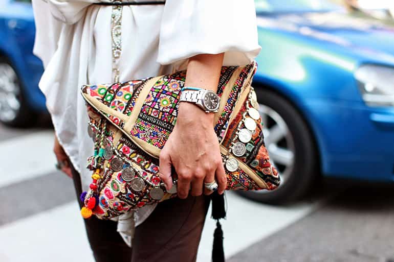 Сумка клатч с вышивкой и декоративными монетами