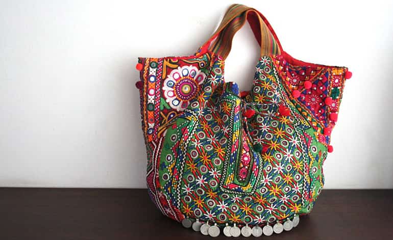 Сумки на плечо с разноцветными узорами