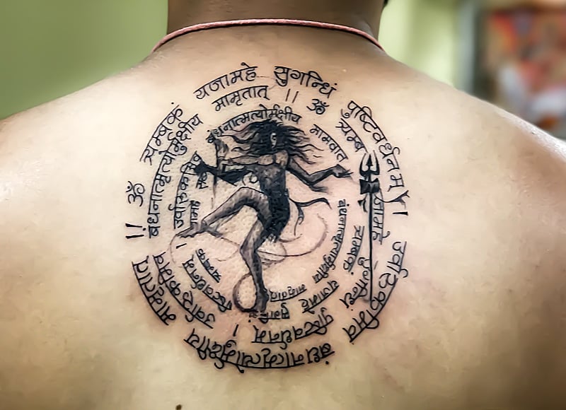 Тату надпись на санскрите