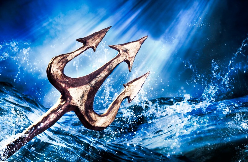 Моряки и символ трезубца