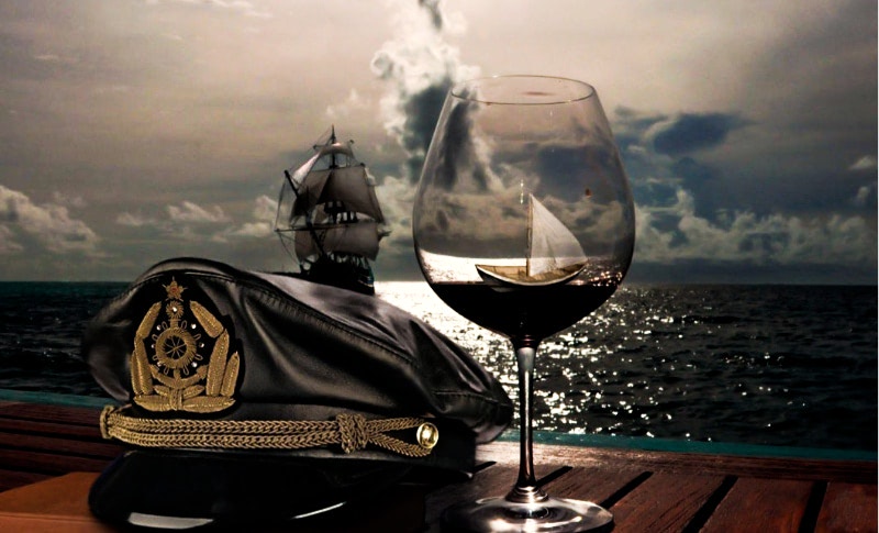 Моряки и символ трезубца