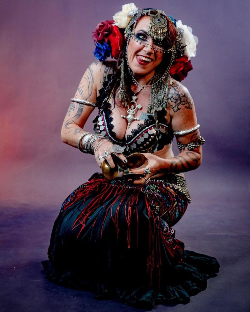 Красивый танец трайбл