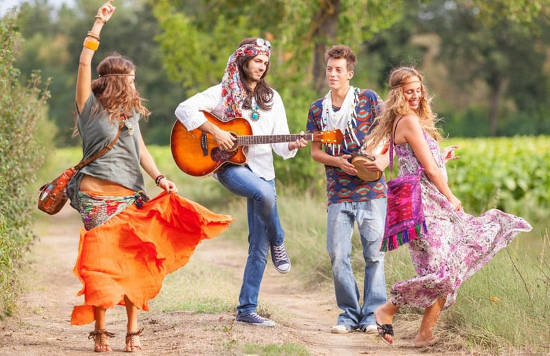 Молодежь в стиле хиппи