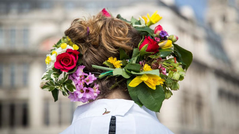 День весеннего равноденствия — венок из цветов