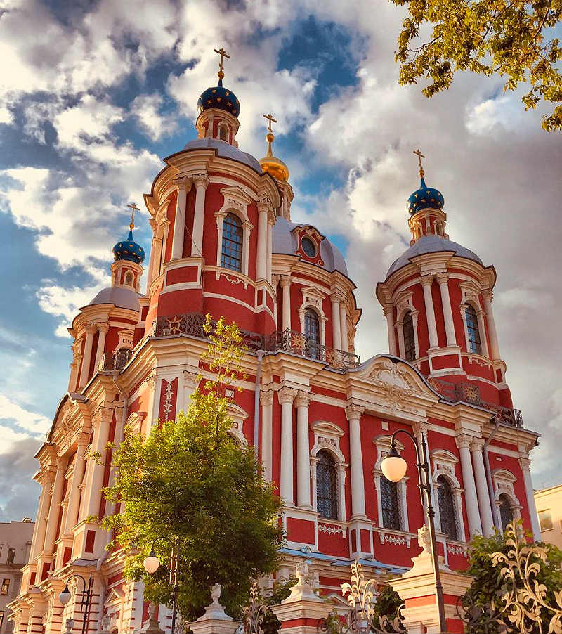 Обращение к высшим силам через церковь