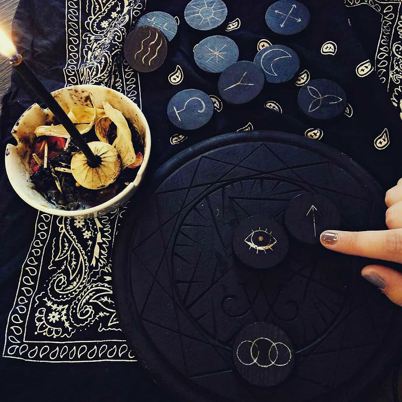 Заручиться поддержкой высших сил магией