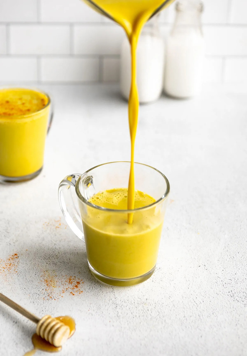 Напиток молоко с куркумой