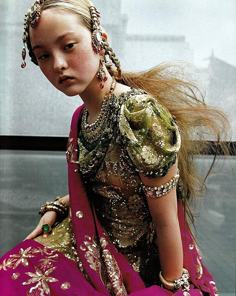 Девон Аоки в сари